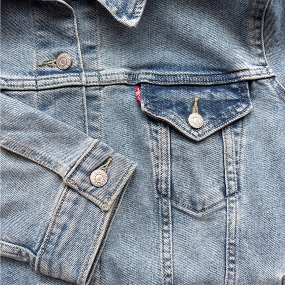 Levi's Original Trucker Denim Jacket in Medium Blue Jean Wash | Women’s Plus 2X - Picture 8 of 15